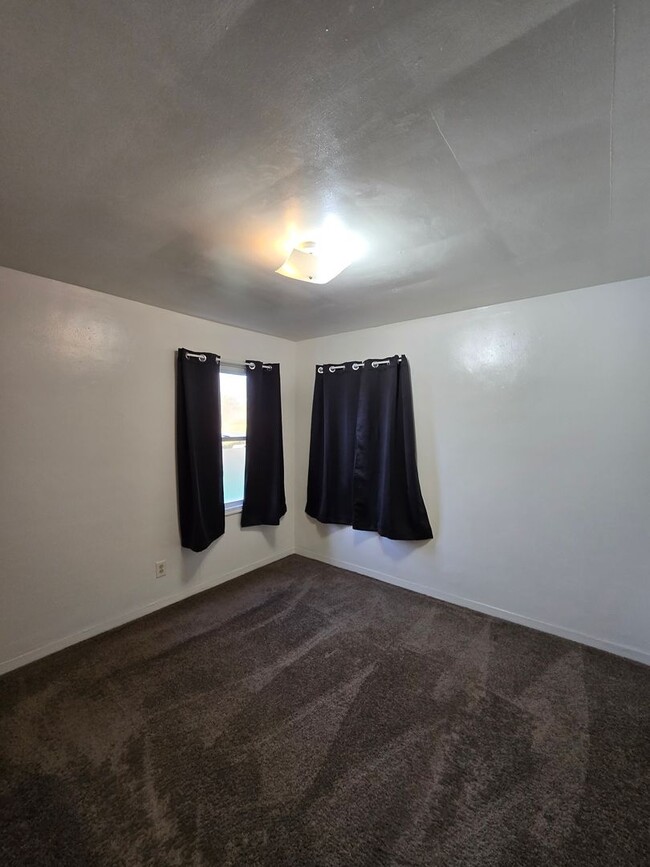 Building Photo - Cozy Single Level 2 Bed, 1 Bath Home close...