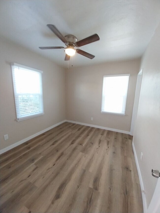 Interior Photo - 1059