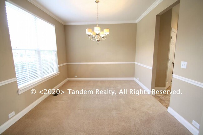 Building Photo - Franklin Home 3 bed 2.5 Baths