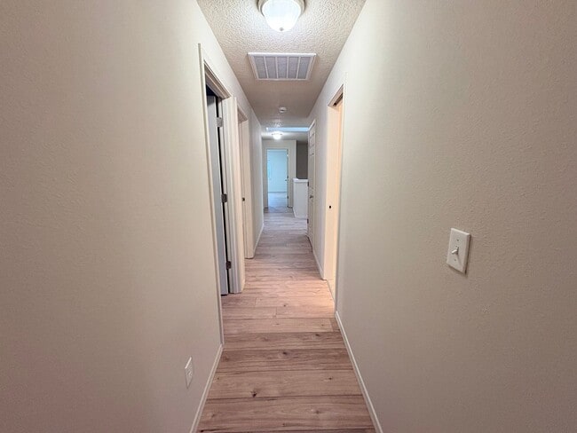 Building Photo - ONE MONTH FREE OF RENT!! Well Maintained, High Ceilings, Bonus Room, Great Location!