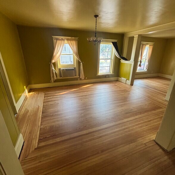 Building Photo - 1009 SW Fillmore St