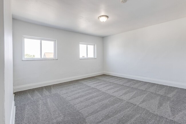 Building Photo - Available JULY 2026 - Spacious 3 Bedroom, 1.5 Bath w/ City Views!