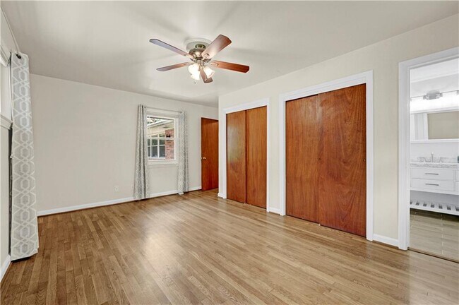 Building Photo - 2127 Desmond Dr