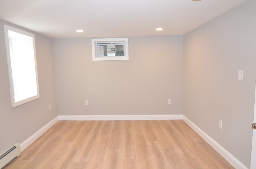 Building Photo - 10 Carson Rd