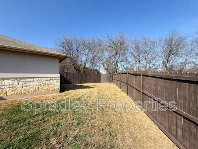 Building Photo - 757 E Ridge Blvd