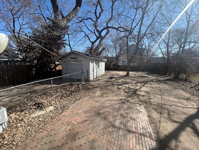 Building Photo - 634 S Fountain St