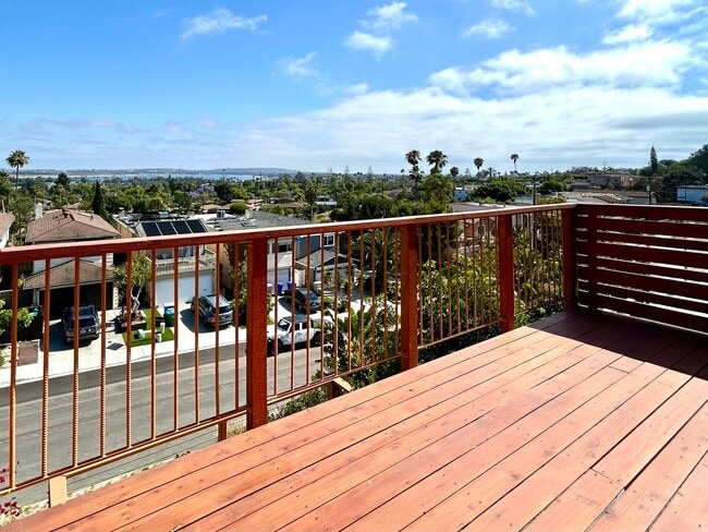 Building Photo - Stunning 3 Bed/3.5 Bath with Panoramic Views!