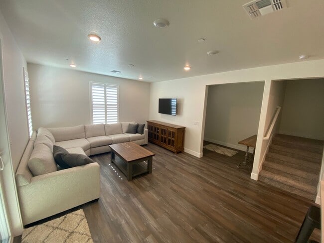 Building Photo - Newer Single Family Home in West Sacramento