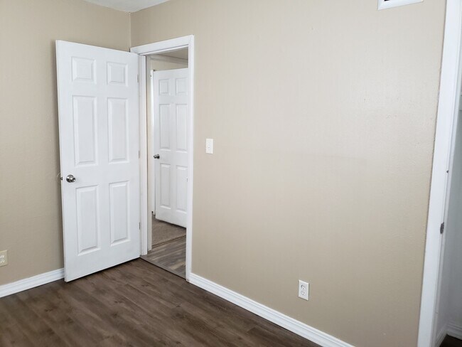 Building Photo - 230 Fairway Dr