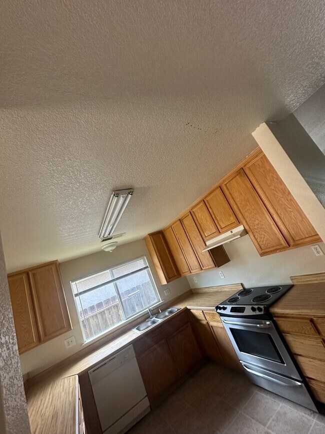 Building Photo - Four Bedroom Two Bathroom Home for Rent