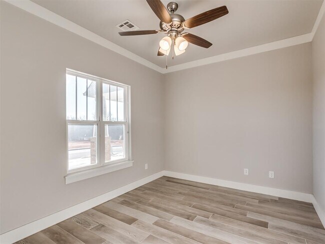 Building Photo - 2425 Rumble Ln
