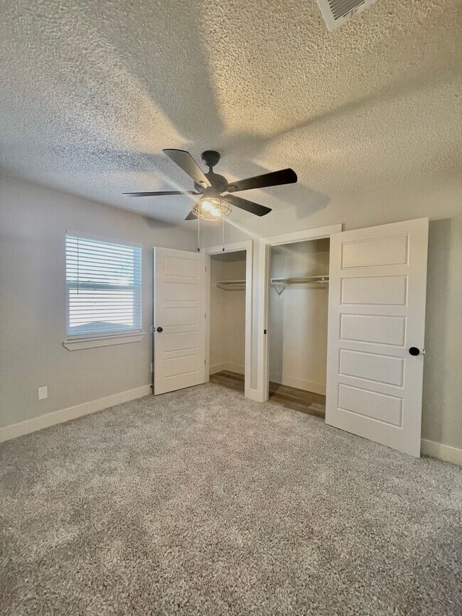 Building Photo - 1226 Royal Crest Dr