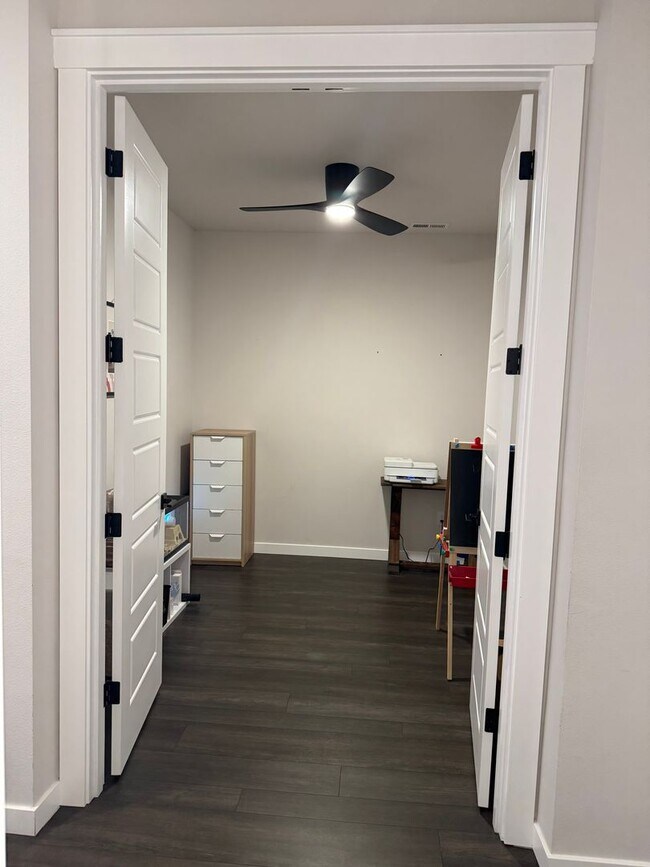 Building Photo - Beautiful Home with lots of upgrades.... A...