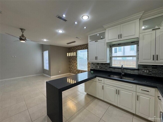 Building Photo - 2316 Corales St