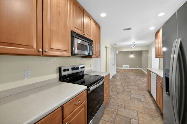 Building Photo - 220 Valencia Ct