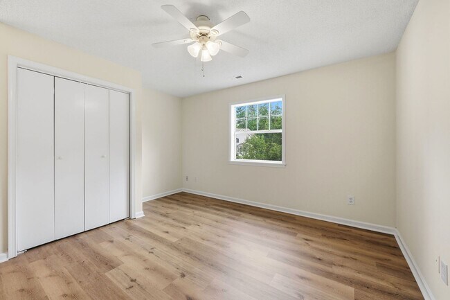 Building Photo - Updated 2BR Townhome in Prime Chapel Hill Location with Pool & Tennis!