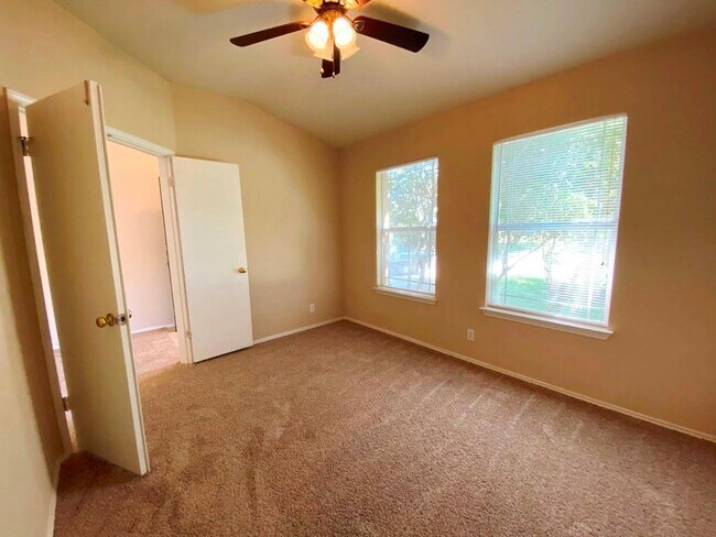 Building Photo - 218 Jennifer Ln