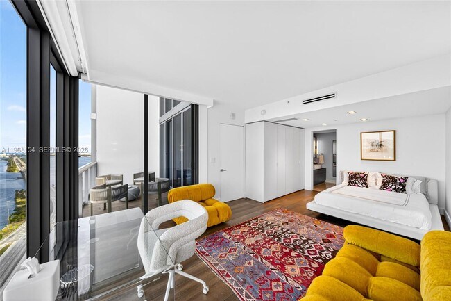 Building Photo - 601 NE 36th St