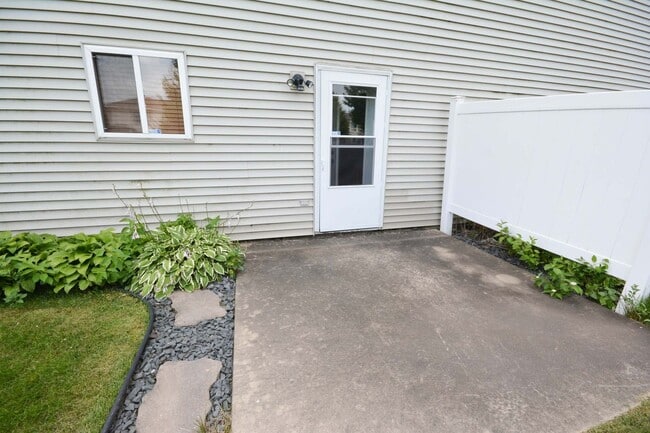 Building Photo - Hard to find end unit townhome with 2 car garage!