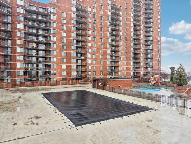 Building Photo - 530 Harmon Cove Tower