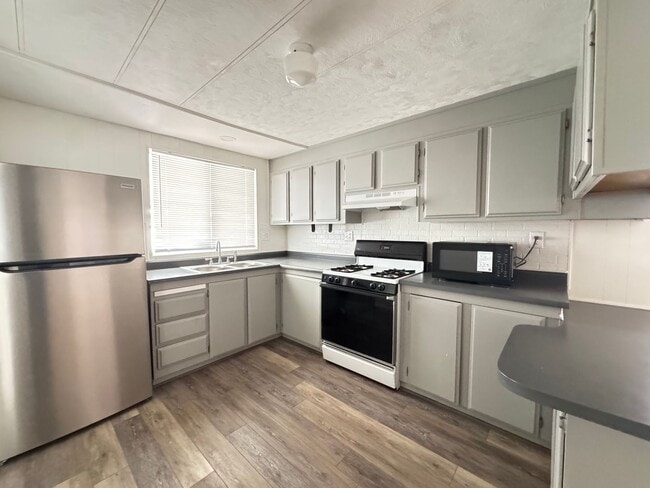 Building Photo - Spacious 2 bedroom