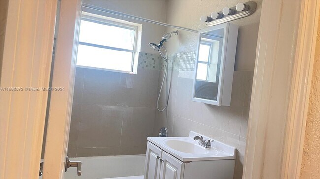 Building Photo - 46 NE 171st Ter