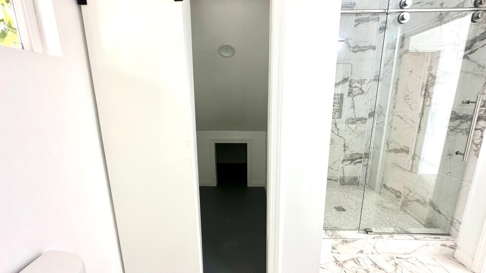 Building Photo - 16023 Wyandotte St