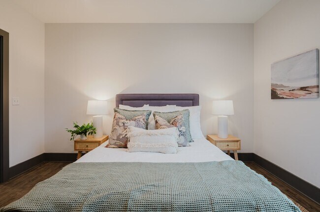 Building Photo - One Bedroom Apartment in Washington Square...