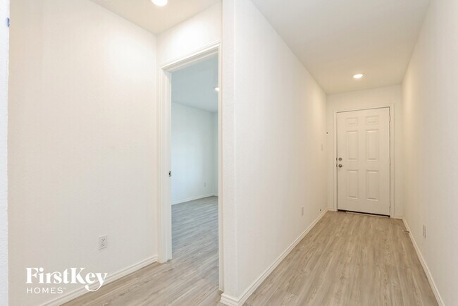 Building Photo - 10714 Vinateros Dr