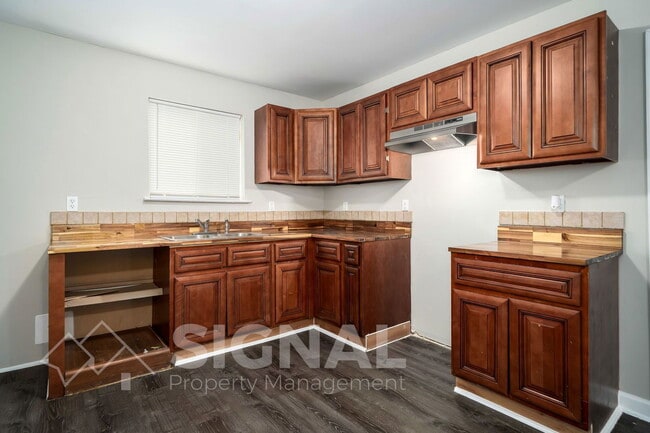 Building Photo - 2827 Arrowhead Cir NE