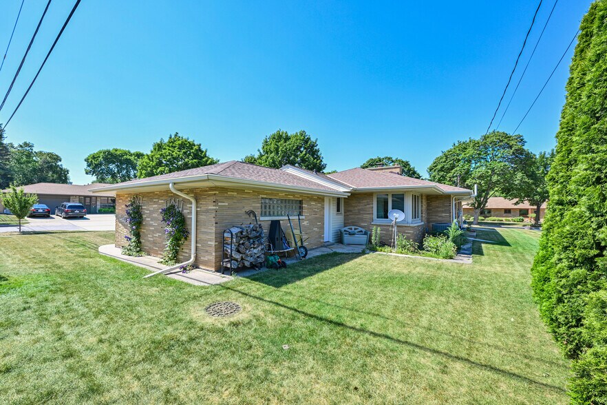 Building Photo - 728 N 74th St
