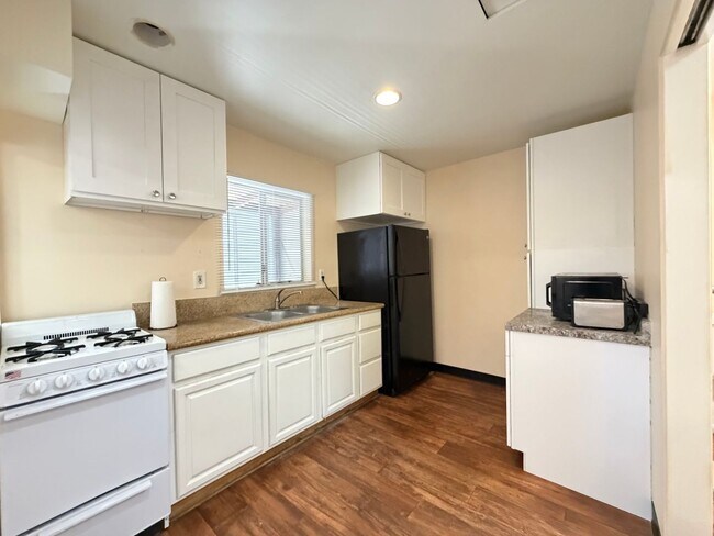Building Photo - READY TO MOVE IN- MUST SEE - TWO CAR OFF STREET PARKING SPOTS AND UTILITIES PAID