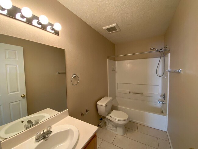 Building Photo - 3 Bedroom Home Available Near Unser Blvd N...