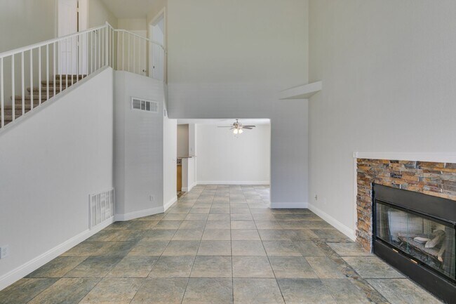 Building Photo - Modern 2 Bed, 2.5 Bath Henderson Townhome