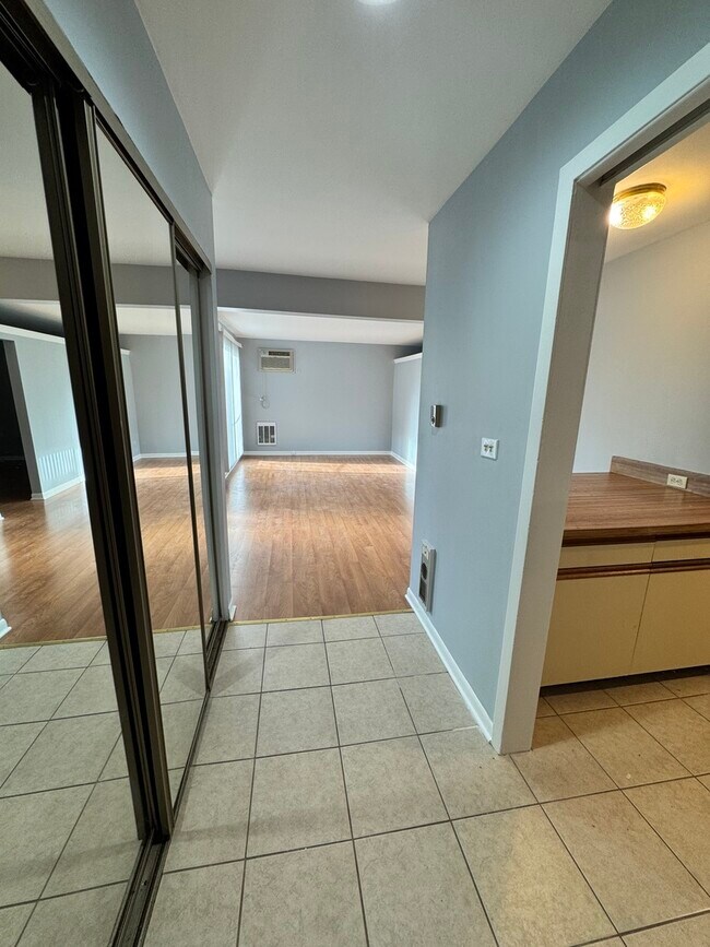 Building Photo - 1960 Cherry Ln