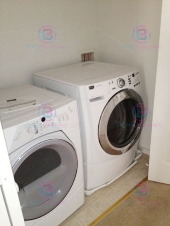 Building Photo - 1/2 Mo free!! Stunning 2-Story Home with S...