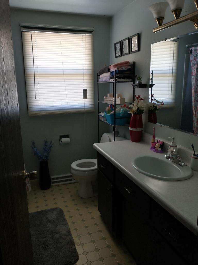 Building Photo - 210 Deschane Pl