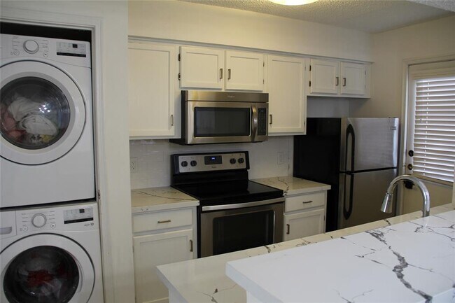 Building Photo - 11201 Lynbrook Dr