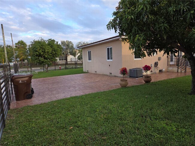 Building Photo - 1690 E 5th Ave