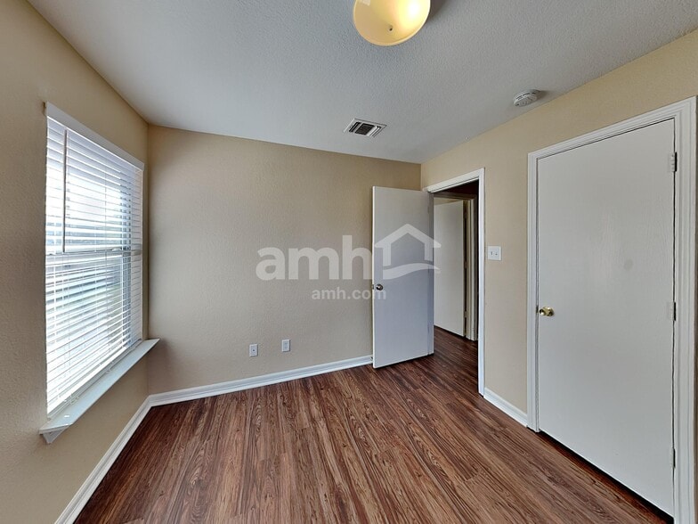 Building Photo - 9742 Liberty Grn