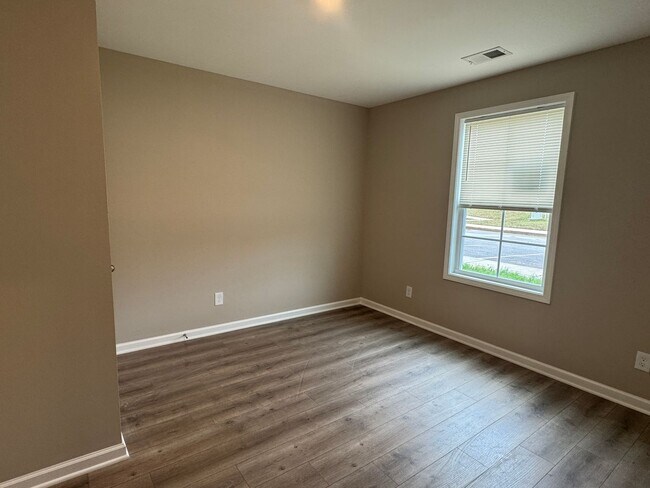 Building Photo - 211 Mountaindale Dr