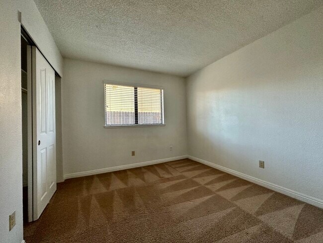 Building Photo - Charming 2 bedroom 2 bathroom home located in south Sacramento!
