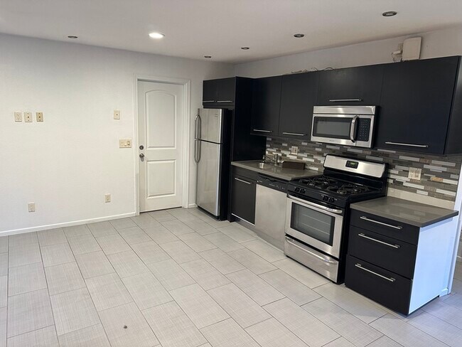 Building Photo - Centrally Located in Big Bear City