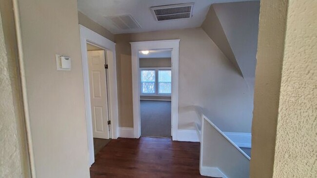 Building Photo - Newly Remodeled 4 Bedroom 3 story 1800 Sq ...