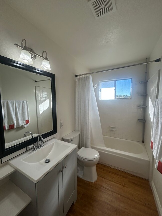 Building Photo - Tranquil Condo 2+1 with Pool View