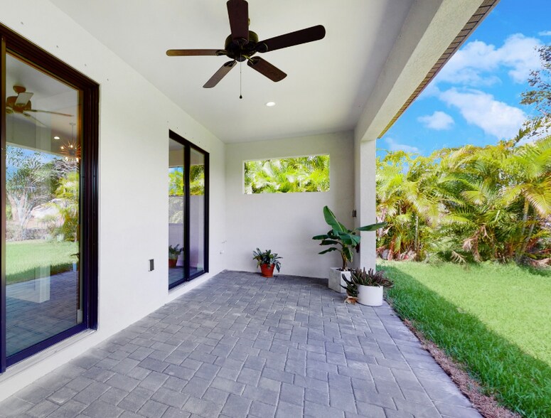 Building Photo - 232 NW 24th Pl