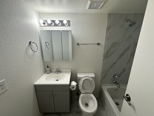 Building Photo - 1559 W Mercer Ln