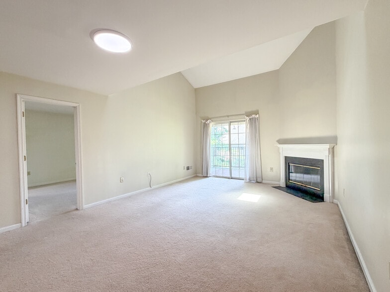 Building Photo - 208 Greenview Dr