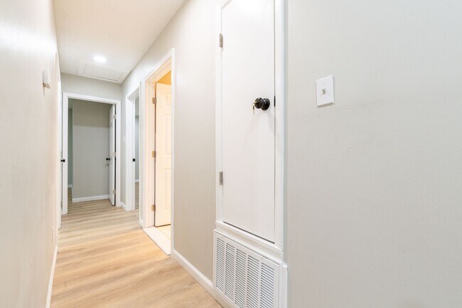 Building Photo - 1000 Rampart Pl