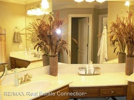 Building Photo - 2424 Canterbury Ct